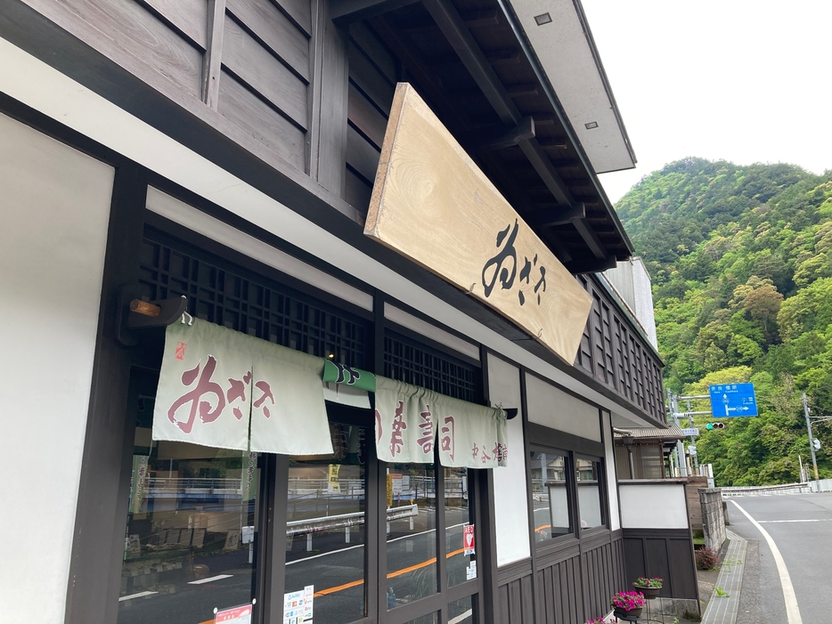 上北山村の169号沿いに店を構える　ゐざさ寿司