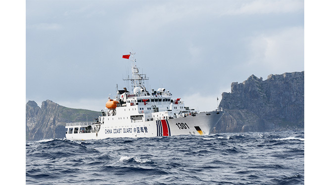 尖閣諸島周辺を航行する中国海警局の艦船「海警1301」=5月19日（仲間均氏提供）