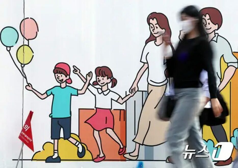 ソウル都心の工事現場の仕切りに描かれた幸せな家族の絵(c)news1
