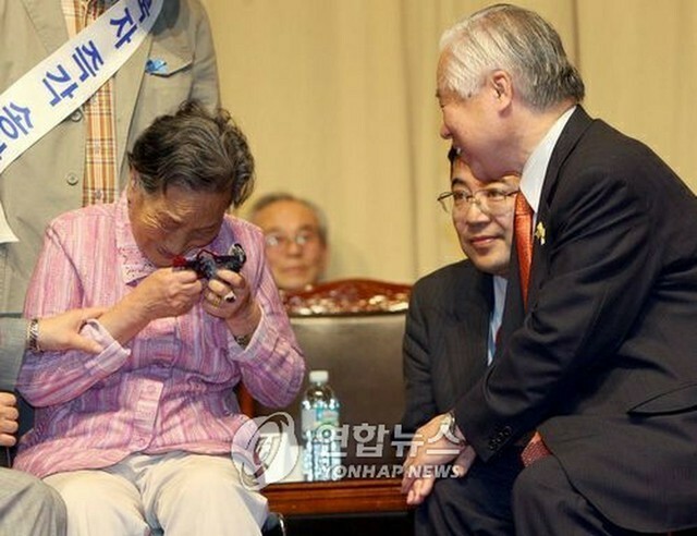 2005年、横田めぐみさんの父、滋さんと（右）と対面した韓国の拉致被害者家族（資料写真）＝（聯合ニュース）