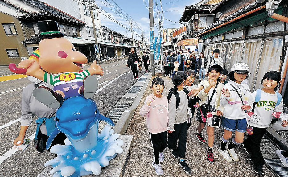 昨年の大会で、まんがロードの雰囲気を楽しむ参加者＝氷見市伊勢大町