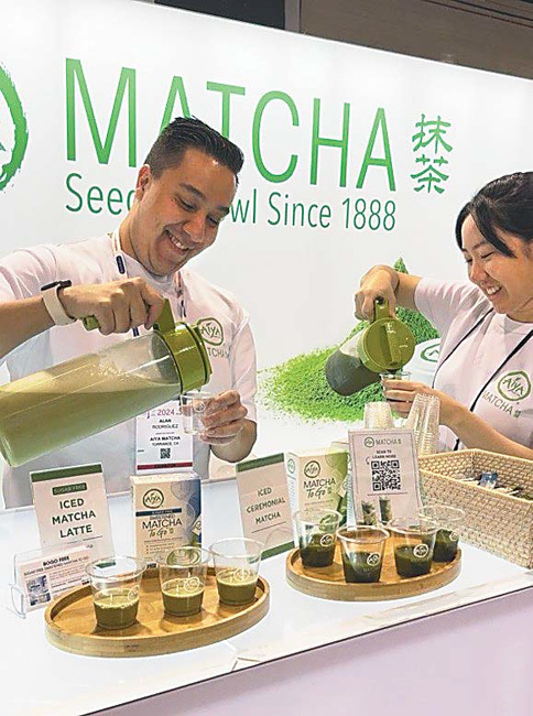 米国の食品展示会で日本の抹茶への注目度は高い（カリフォルニア州アナハイムで＝あいや提供）