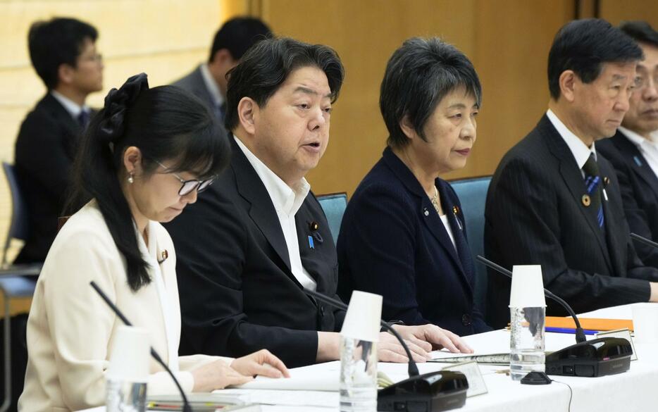 男女共同参画会議であいさつする林官房長官（左から2人目）＝31日午後、首相官邸