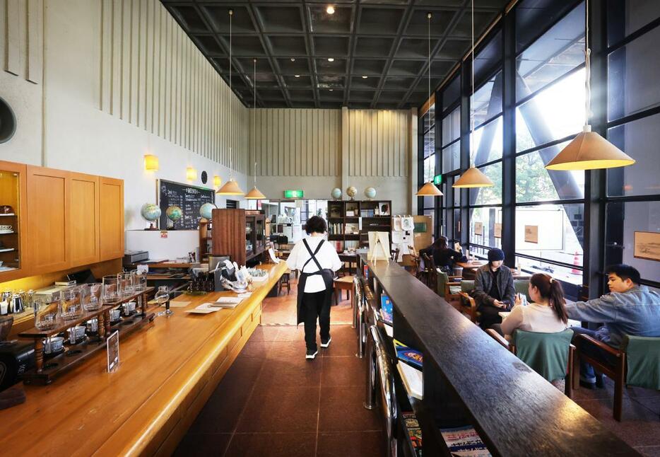 天井が高く、開放感のある喫茶室