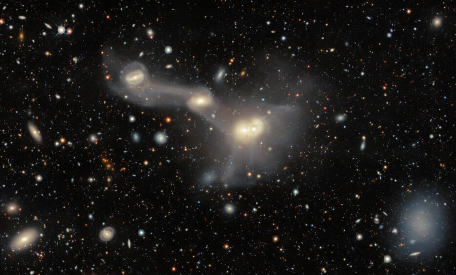 おとめ座のコンパクト銀河群「RSCG 55」