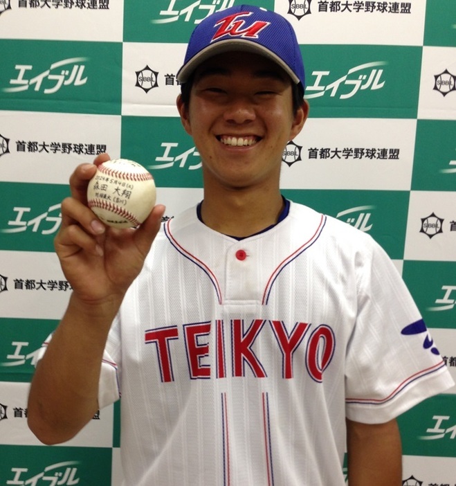 履正社高で活躍した森田は、帝京大でも実力を発揮。大学第１号のホームランボールを手に笑顔を見せた