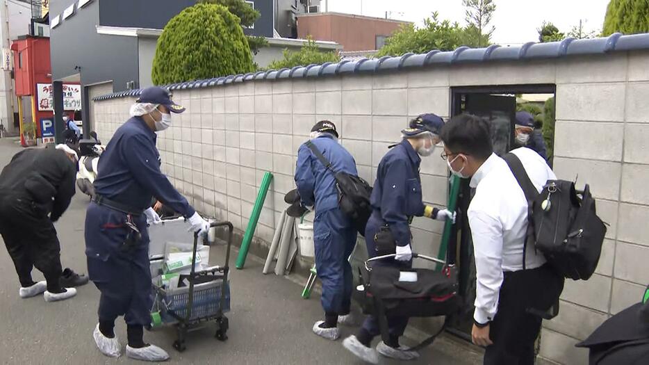 警察が家宅捜索に入る