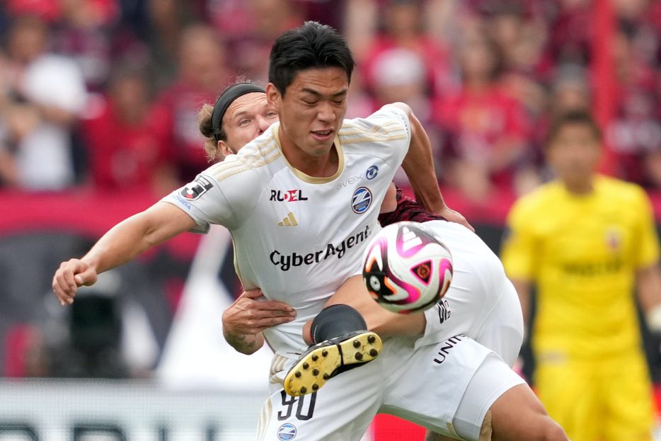 浦和対町田戦は、あちこちで白熱のバトルが繰り広げられた（写真◎J.LEAGUE）