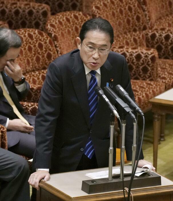 参院予算委の集中審議で答弁する岸田首相＝22日午後