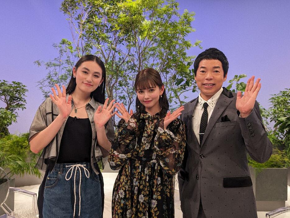 5月25日放送の「アナザースカイ」に出演する（左から）八木莉可子さん、村上愛花さん、今田耕司さん＝日本テレビ提供