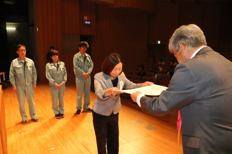 県商工会連合会会長表彰を受ける代表の国本さん=岡山県久米南町で