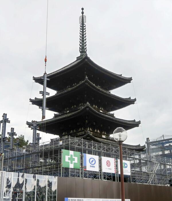 大規模修理に向け、素屋根の建設が進む興福寺の五重塔＝16日午前、奈良市