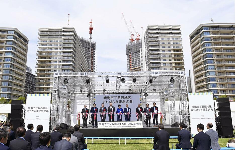 東京五輪・パラリンピック選手村跡地の街開きの記念式典で、テープカットに臨む東京都の小池百合子知事（中央）ら関係者＝26日午後、東京都中央区