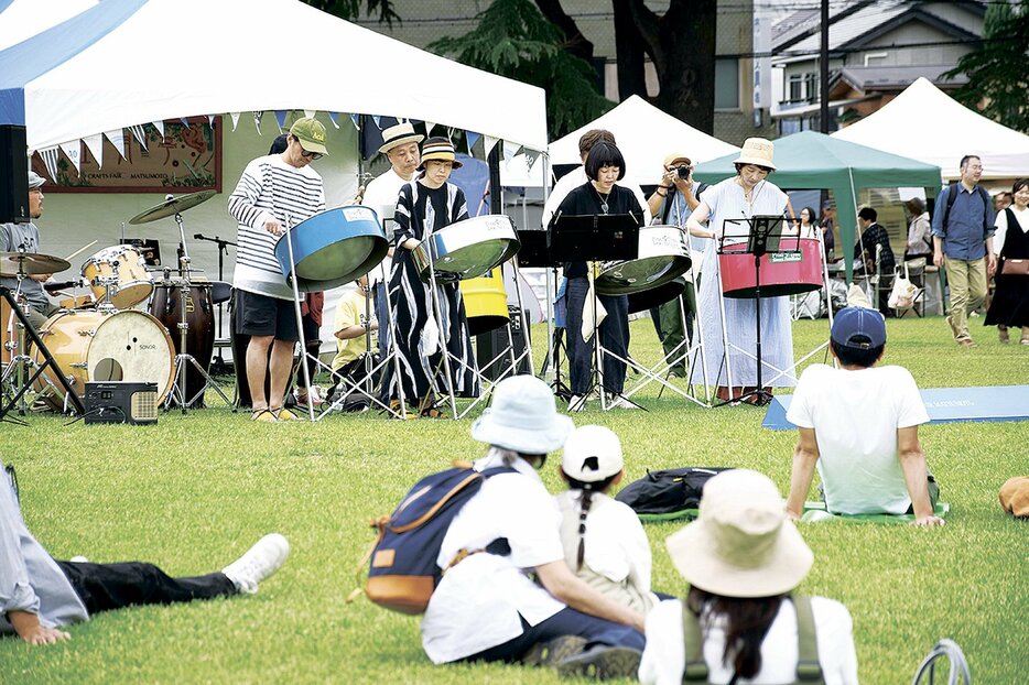 40回を記念して芝生の上でライブも行われた2日目のフェア