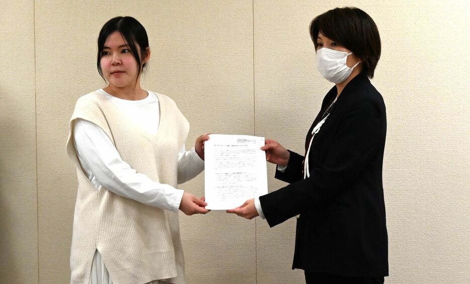 4月12日、東京都の担当者（右）に反対声明を手渡す望月瑠菜さん。