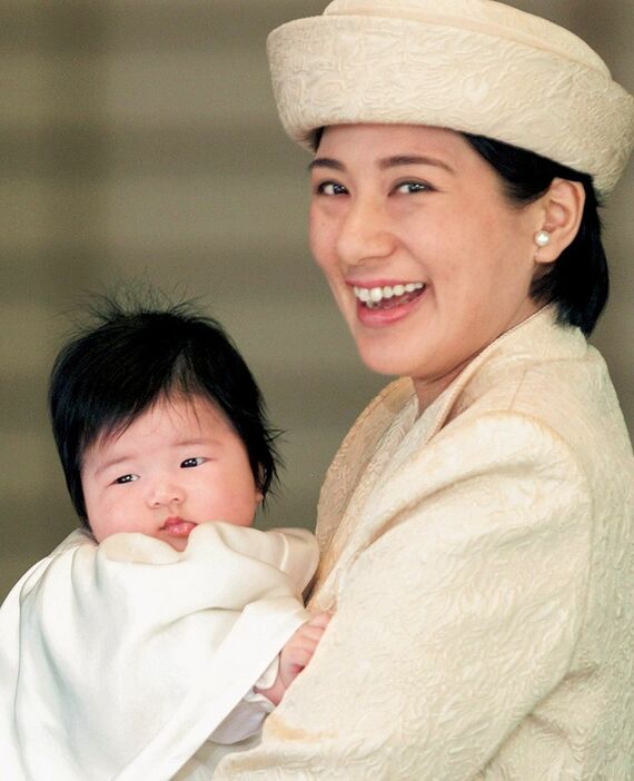 02年3月13日、愛子さまを抱いてお宮参りにお出かけになる雅子さま（写真提供：ロイター／アフロ）