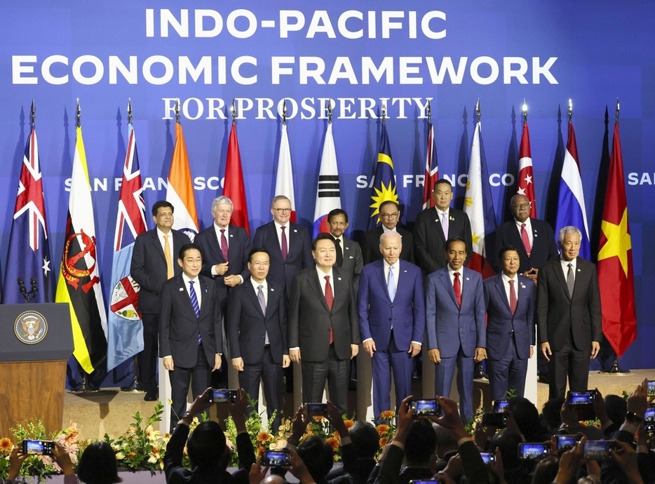 昨年11月、「インド太平洋経済枠組み」の首脳会合で記念写真に納まる岸田首相（前列左端）ら＝米サンフランシスコ