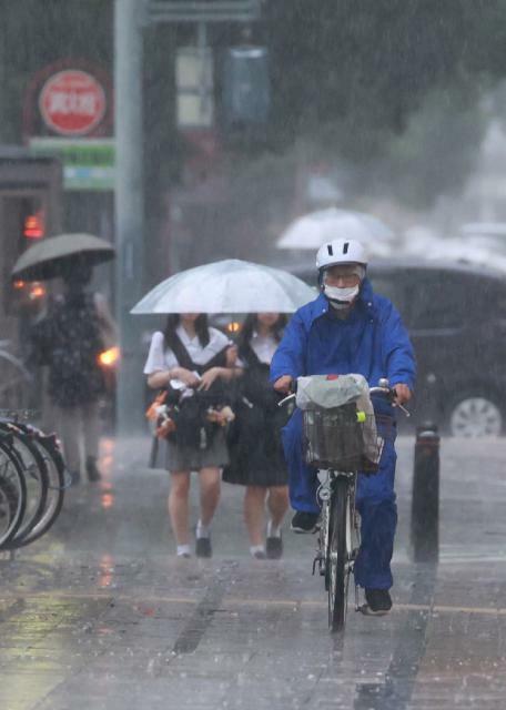 時折激しい雨に見舞われた宮崎市内＝２７日午後４時１９分、同市高千穂通り