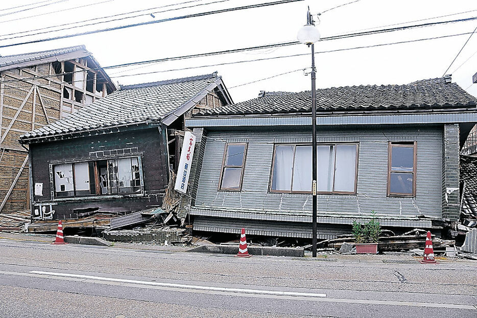 薮並商店の倒壊建物＝氷見市北大町