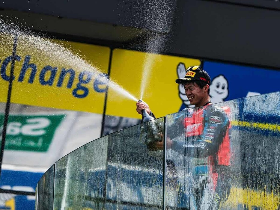 フランスGPで今季初の表彰台に立った小椋藍（©2024 MT Helmets-MSI）
