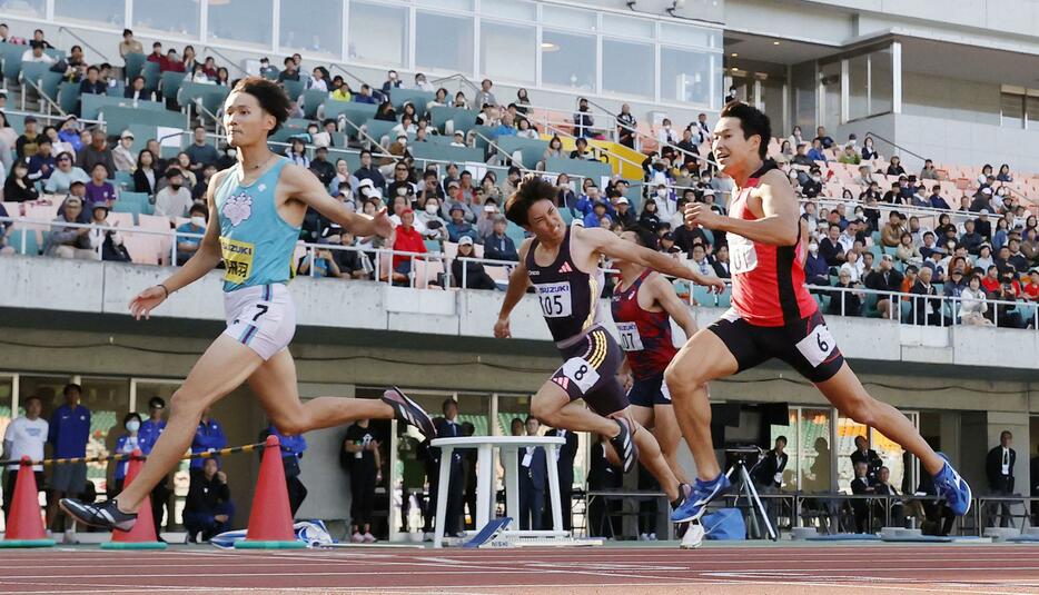 男子200メートルで優勝した鵜沢飛羽（左端）、右端は2位の飯塚翔太＝静岡スタジアム
