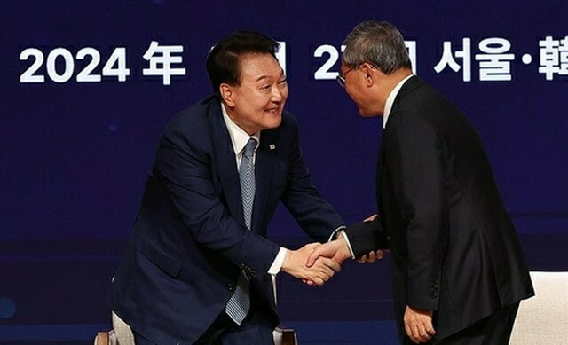 中国の李強首相（右）と握手を交わす尹大統領＝27日、ソウル（聯合ニュース）