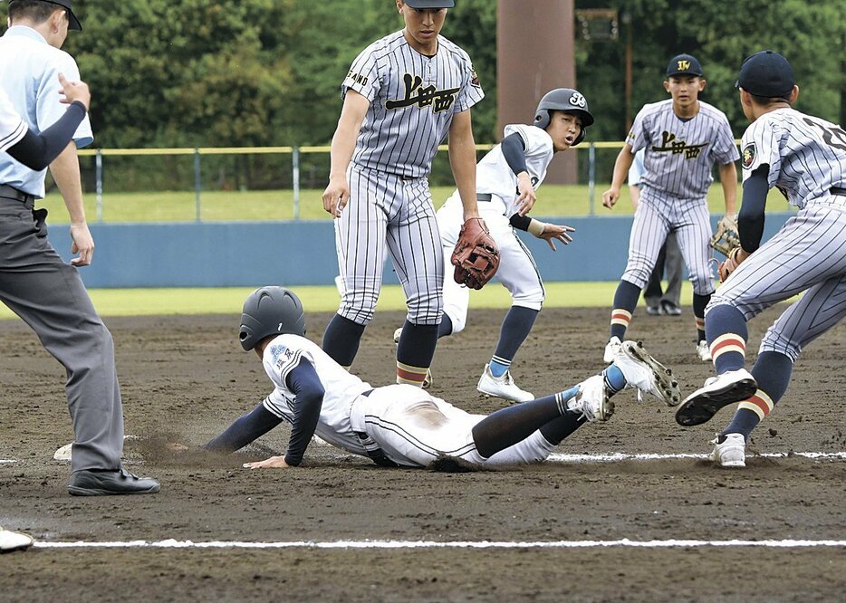 【上田西―都市大塩尻】都市大塩尻3回、盗塁で無死2、3塁とし、なおも吉水（手前）らが足を使って好機を伺う