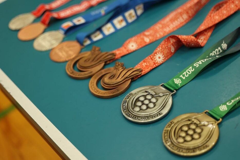 写真：亀澤理穂が獲得してきたメダルの数々/撮影：ラリーズ編集部