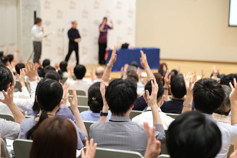 写真：講演終了時に手話の拍手を亀澤理穂に送る参加者/撮影：ラリーズ編集部