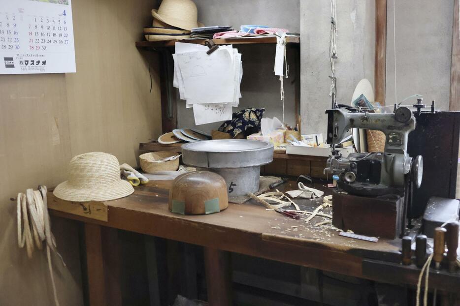 何十年も受け継がれてきた帽子を作る道具＝2024年4月、埼玉県春日部市