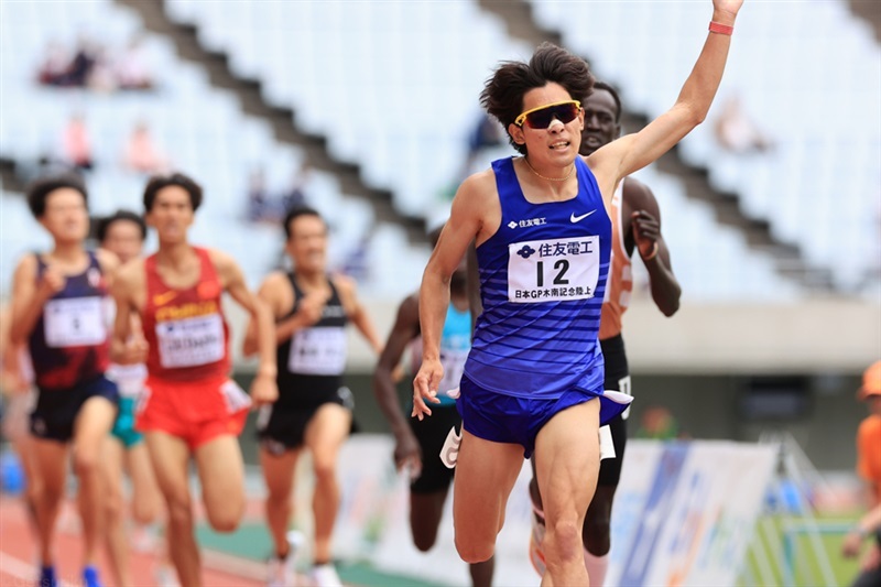 自己新記録で男子1500mに優勝した飯澤千翔