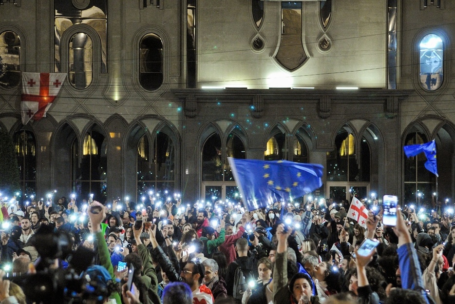 ジョージアの首都トビリシの議会前で2024年5月12日、政権が成立をめざす「外国の代理人」法案に抗議するデモ参加者（Nicolo Vincenzo Malvestuto/Getty Images）