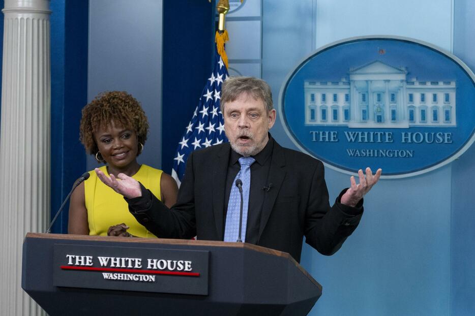 米ホワイトハウスでの記者会見に飛び入り参加したマーク・ハミルさん（右）＝3日、ワシントン（AP＝共同）