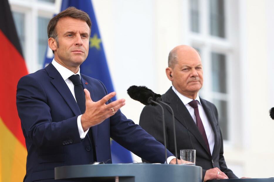 フランスのマクロン大統領（左）＝28日、ドイツ北部（ゲッティ＝共同）
