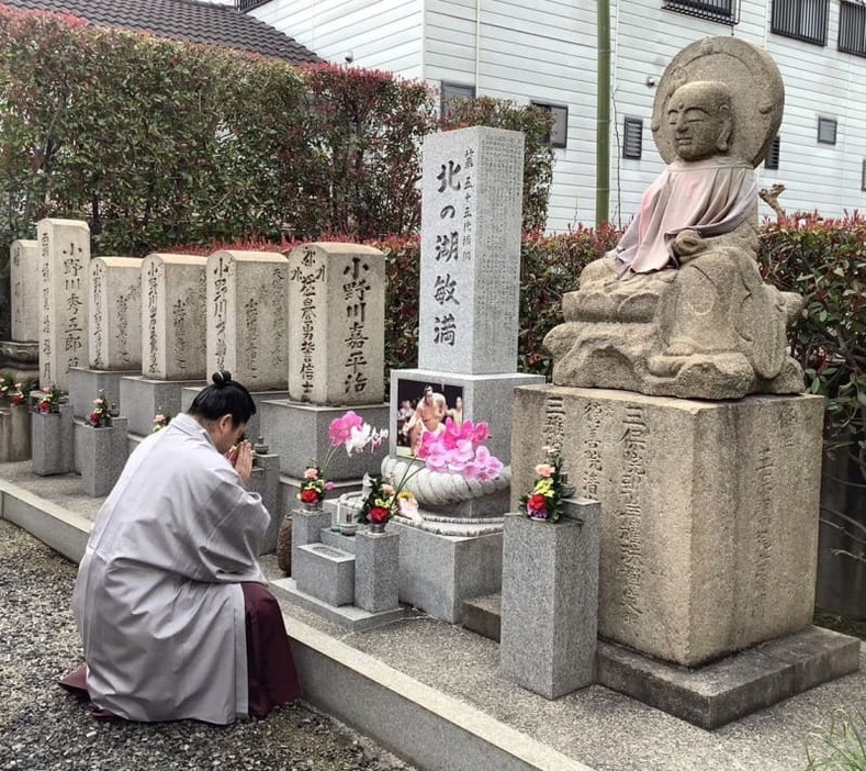 山響部屋の春場所宿舎付近にある北の湖親方の墓碑に手を合わせる。場所への出陣前に奮闘を誓う＝２０２４年３月、大阪市生野区