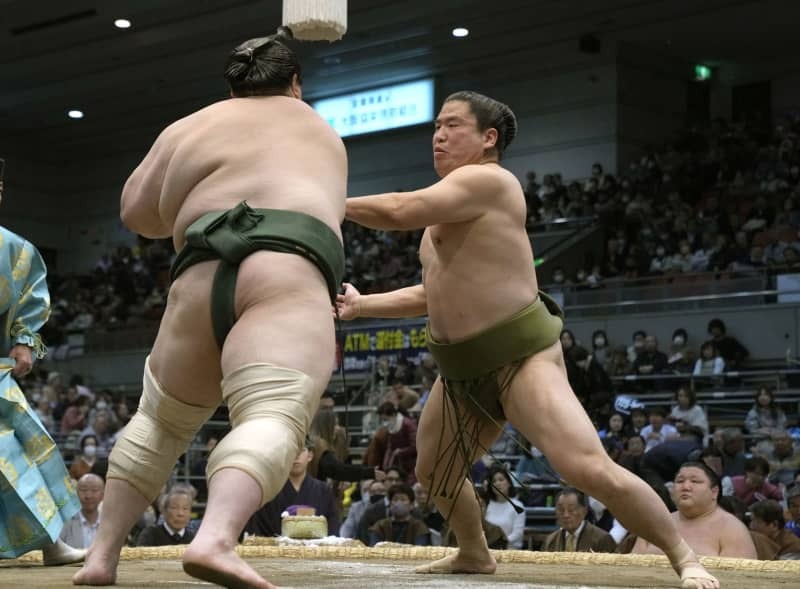 大相撲春場所で相手を突き、押しで攻める北磻磨（右）＝２０２４年３月、エディオンアリーナ大阪