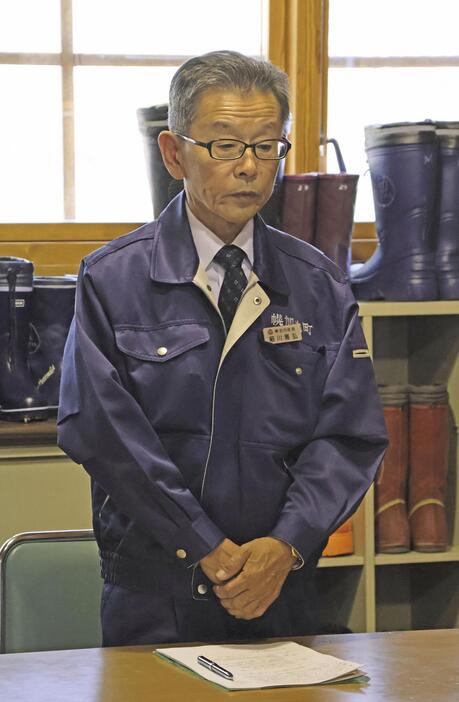 クマ出没時の対応訓練であいさつする北海道幌加内町の細川雅弘町長＝14日午前、幌加内町