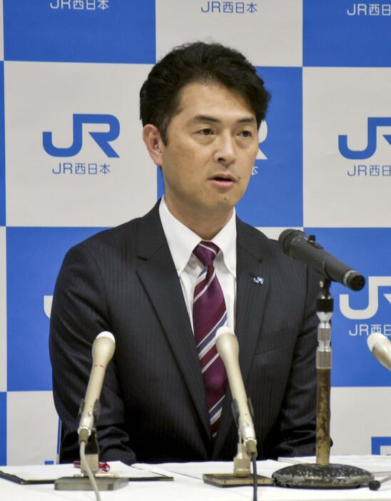 山口市内で記者会見するJR西日本の広岡研二広島支社長＝23日午前