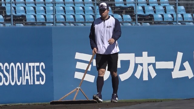 松山・坊っちゃんスタジアムで試合前練習中、トンボをかける村上宗隆選手