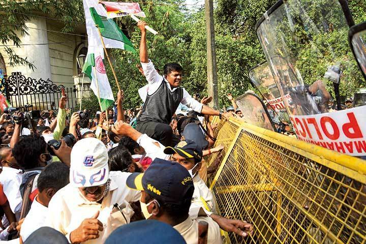 新しい農業法に抗議する農民のデモ隊（20年12月、ムンバイ）　IMTIYAZ SHAIKHーANADOLU AGENCY/GETTY IMAGES