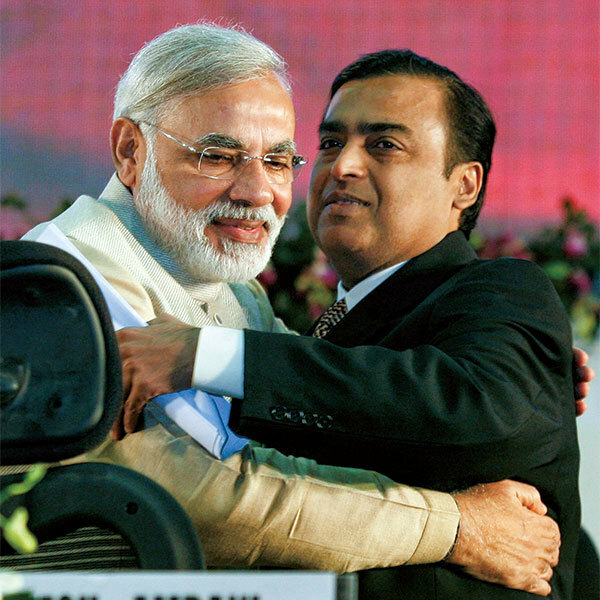 インド最大の富豪アンバニ（写真右）と抱擁を交わすモディ首相（11年1月）　AMIT DAVEーREUTERS