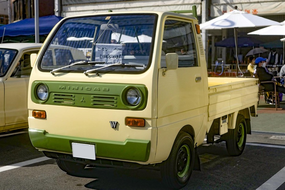 三菱 ミニキャブ：光瀬さんの愛車は前期型。外装は自ら全塗装している