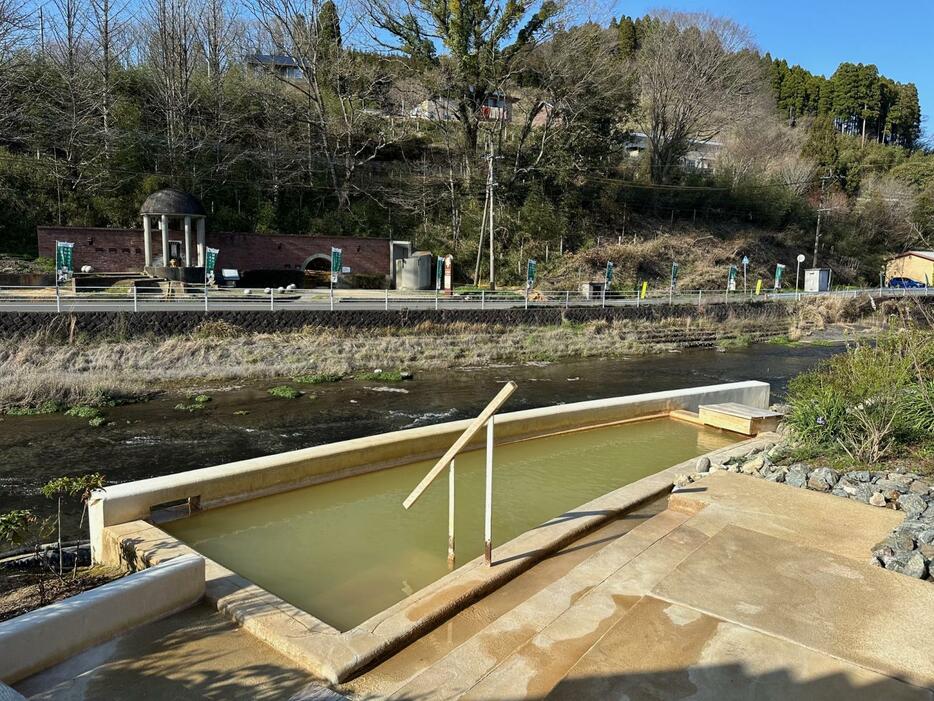 芹川を眺めながらのんびり重炭酸浴ができる露天風呂