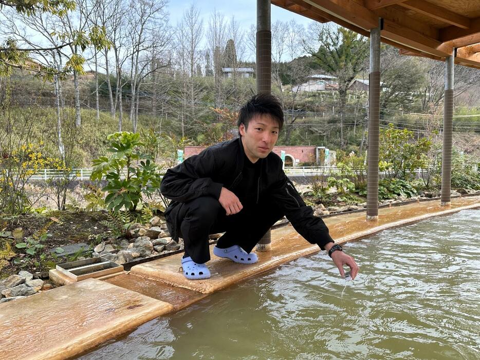 水質管理中のスタッフ。毎晩お湯をすべて抜いて清掃し、翌朝までに新しいお湯を入れている