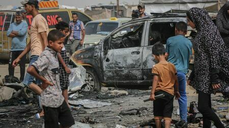 イスラエルによる空爆を受けた、ガザ地区のラファの避難民専用地域。原油価格が下がりにくいのは、中東情勢だけが理由ではない（写真：ブルームバーグ）