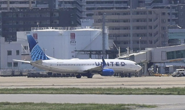 福岡空港に緊急着陸したユナイテッド航空機＝10日午後0時40分ごろ