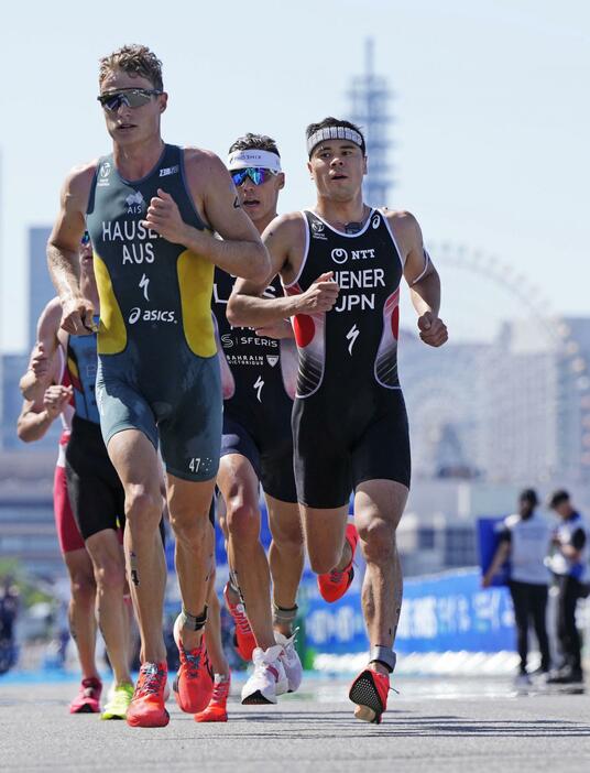 男子　ランで力走するニナー賢治（右）。日本勢過去最高の7位となった＝横浜市山下公園周辺特設コース