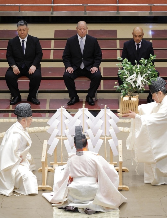 11日、大相撲夏場所初日を前に、東京・両国国技館で営まれた土俵祭り。奥中央は日本相撲協会の八角理事長