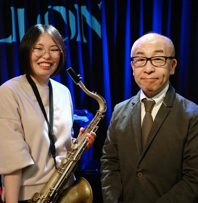 三田浩司さん（右）と白瀬晴花さん＝2024年3月、大阪市北区のジャズクラブ「ガロン」