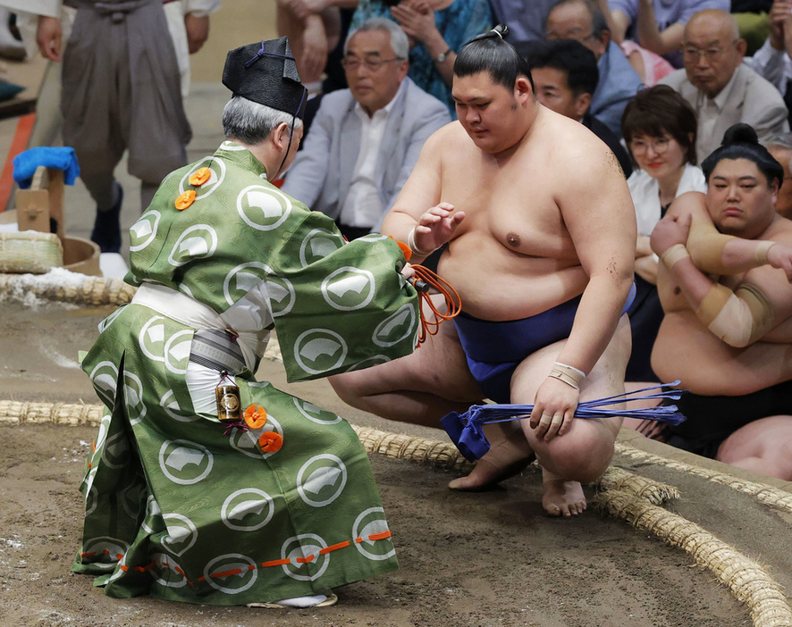 15日、懸賞を受け取る大の里＝両国国技館